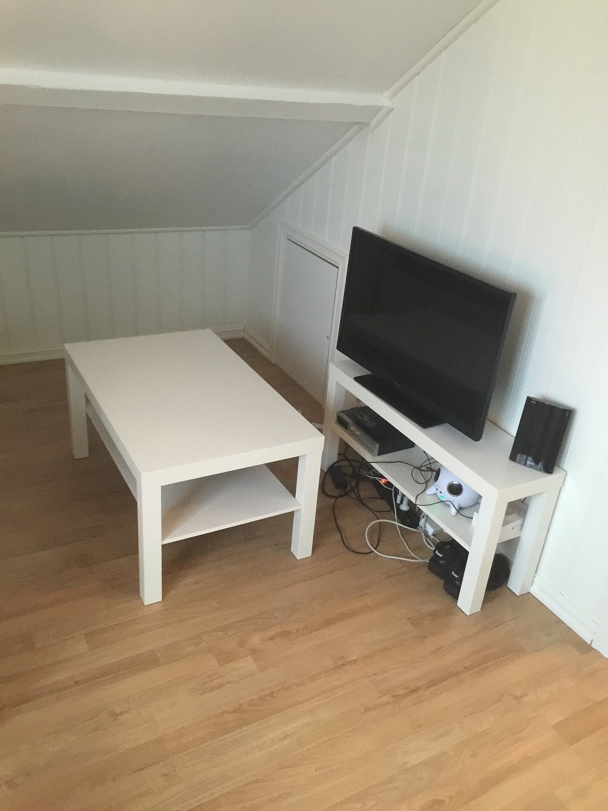 LEDIG fra 15 Mai til 31 juli, NOK 6000/Måned, Soverom 2, 3 etasje, ca 10 m2. Eget TV, seng som kan trekkes ut til dobbel, garderobe og skrivebord, samt stort kott. Et veldig selvstendig rom med egen lydtett dør, garderobe og skrivebord, samt stort kott. Galleribilde