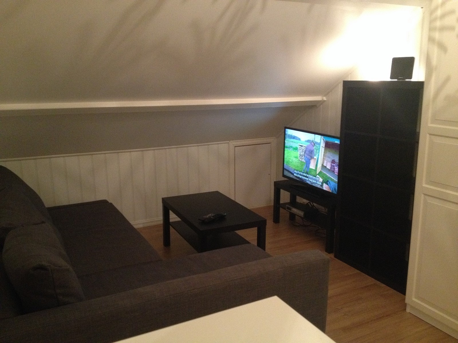 Not available/UTLEID: Stort soverom 3 etasje, ca 16 m2.
Eget TV og sofa (dobbel sovesofa), seng som kan trekkes ut til dobbel, garderobe og skrivebord, samt 2 kott.
Et veldig selvstendig rom med lydisolert vegg og dør. Galleribilde