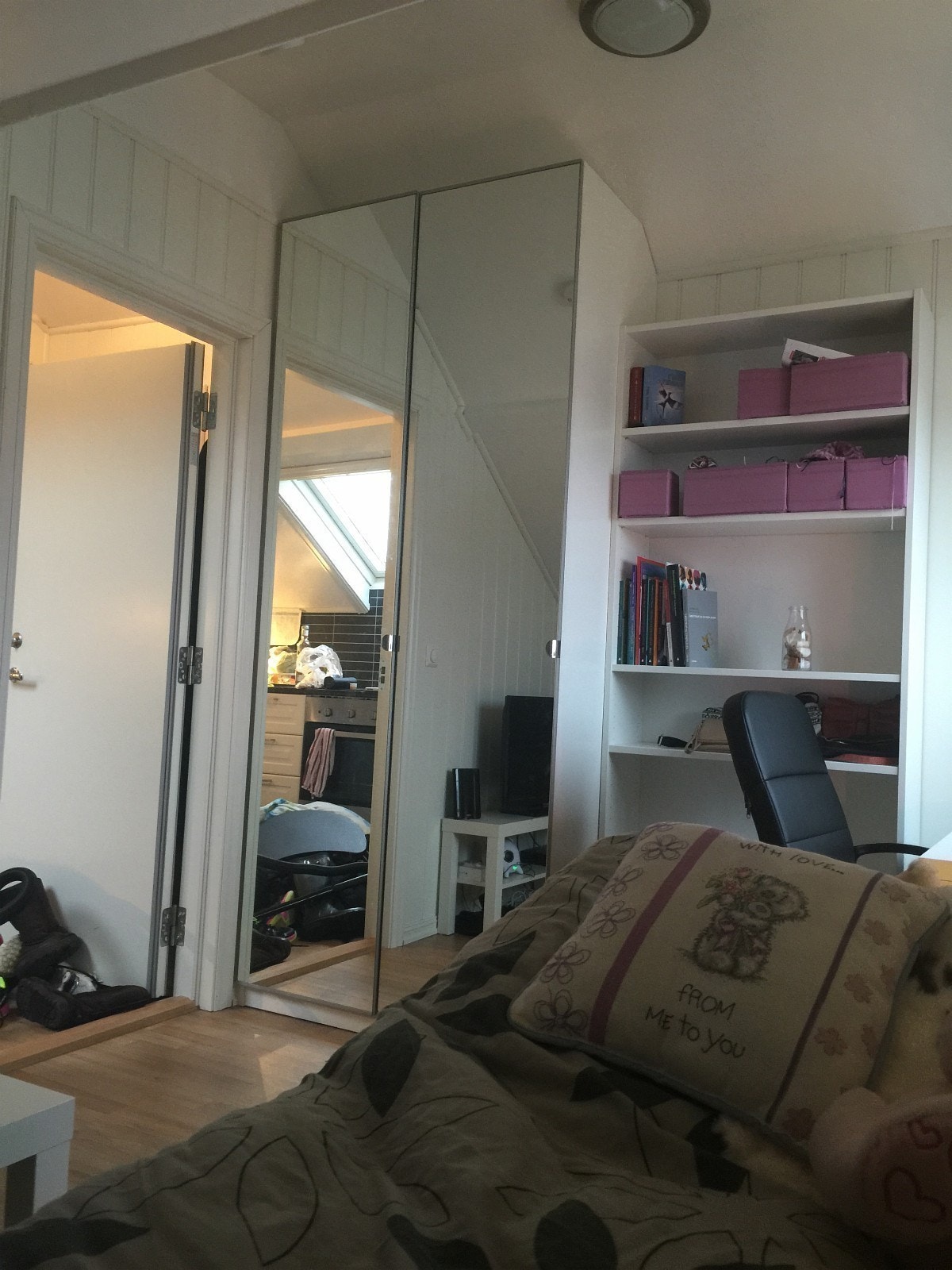 LEDIG fra 15 Mai til 31 juli, NOK 6000/Måned, Soverom 2, 3 etasje, ca 10 m2. Eget TV, seng som kan trekkes ut til dobbel, garderobe og skrivebord, samt stort kott. Et veldig selvstendig rom med egen lydtett dør, garderobe og skrivebord, samt stort kott. Galleribilde