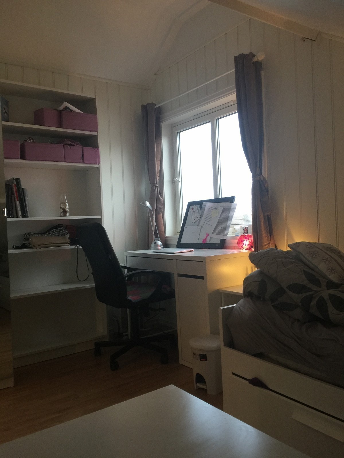LEDIG fra 15 Mai til 31 juli, NOK 6000/Måned, Soverom 2, 3 etasje, ca 10 m2. Eget TV, seng som kan trekkes ut til dobbel, garderobe og skrivebord, samt stort kott. Et veldig selvstendig rom med egen lydtett dør, garderobe og skrivebord, samt stort kott. Galleribilde