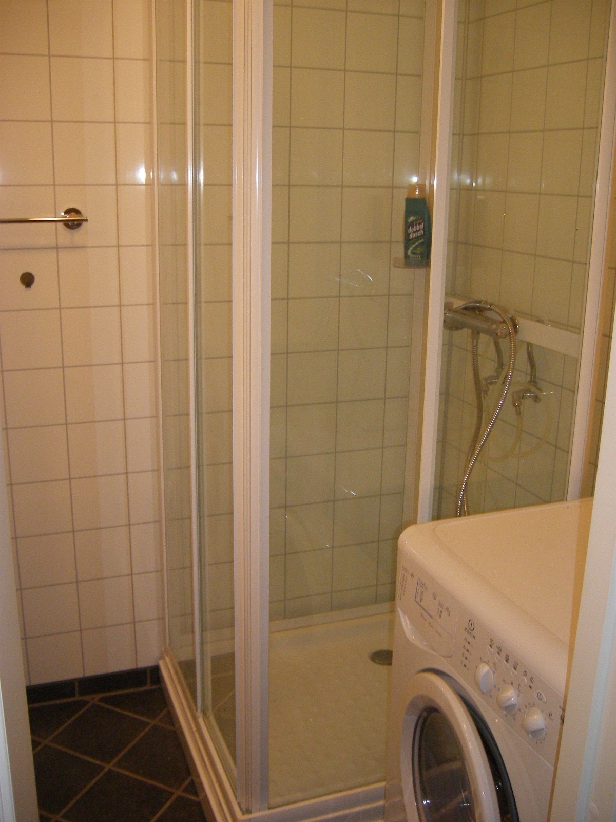 Bad 2 etasje med dusjkabinett og vaskemaskin og tørketrommel Galleribilde