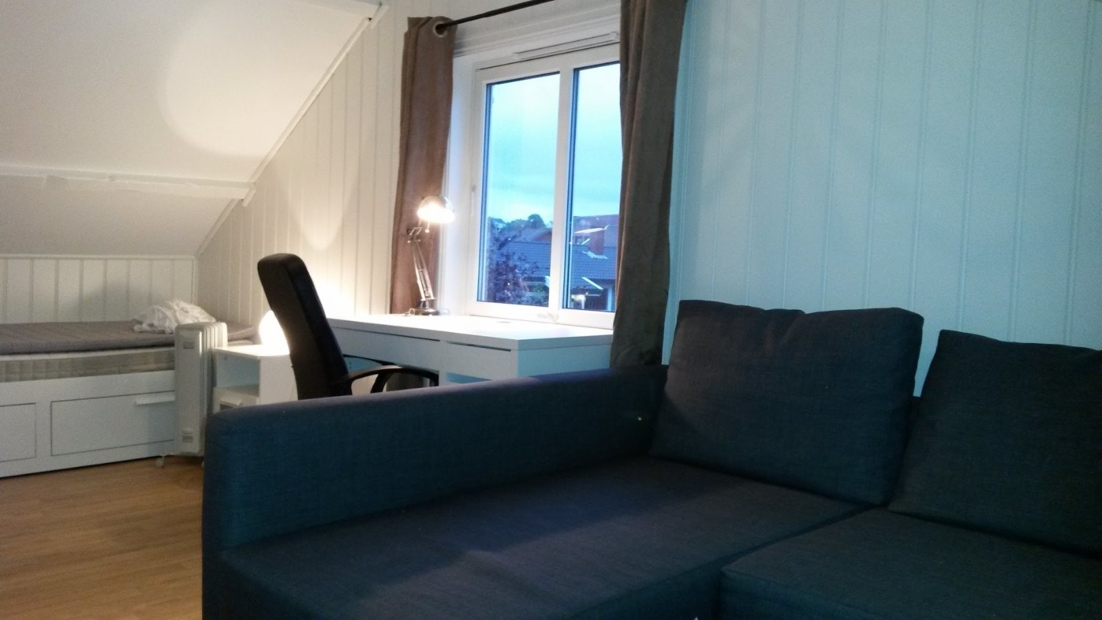 Not available/UTLEID: Stort soverom 3 etasje, ca 16 m2.
Eget TV og sofa (dobbel sovesofa), seng som kan trekkes ut til dobbel, garderobe og skrivebord, samt 2 kott.
Et veldig selvstendig rom med lydisolert vegg og dør. Galleribilde