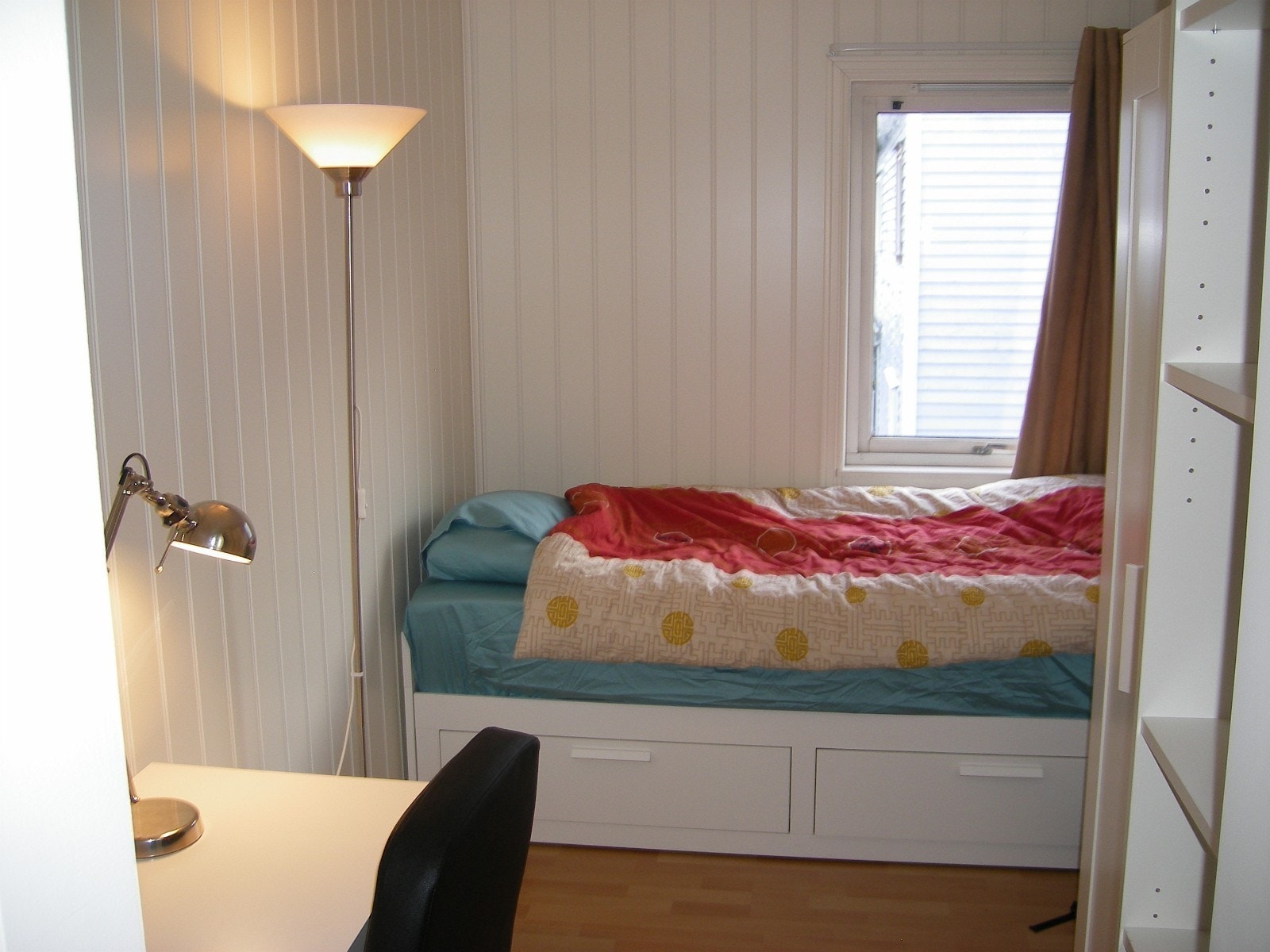 Not available/UTLEID: soverom 2, 2 etasje, ca 8 m2, . Rommet har også skrivebord, stol og garderobe. Seng som kan trekkes ut til dobbeltseng Galleribilde