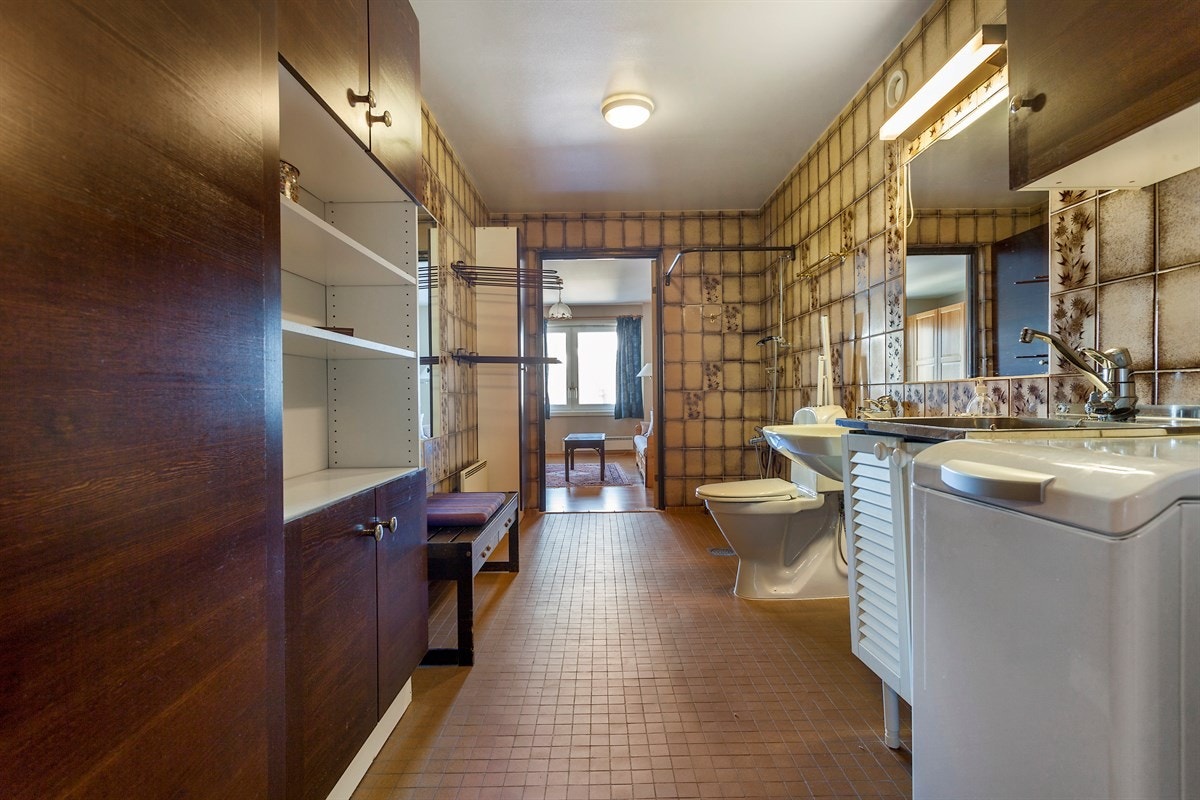 Bad/vaskerom med servant, høyskap, wc og dusj samt vaskeromsdel med skyllekum og opplegg for Galleribilde