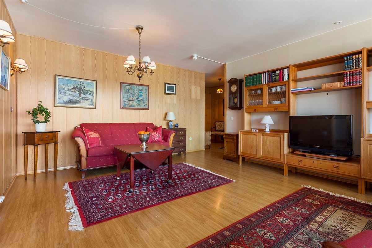 Stue med god plass til sofagruppe Galleribilde