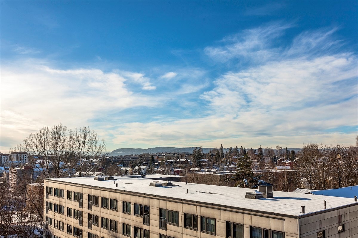 Flott utsikt og solforhold fra balkong. Galleribilde