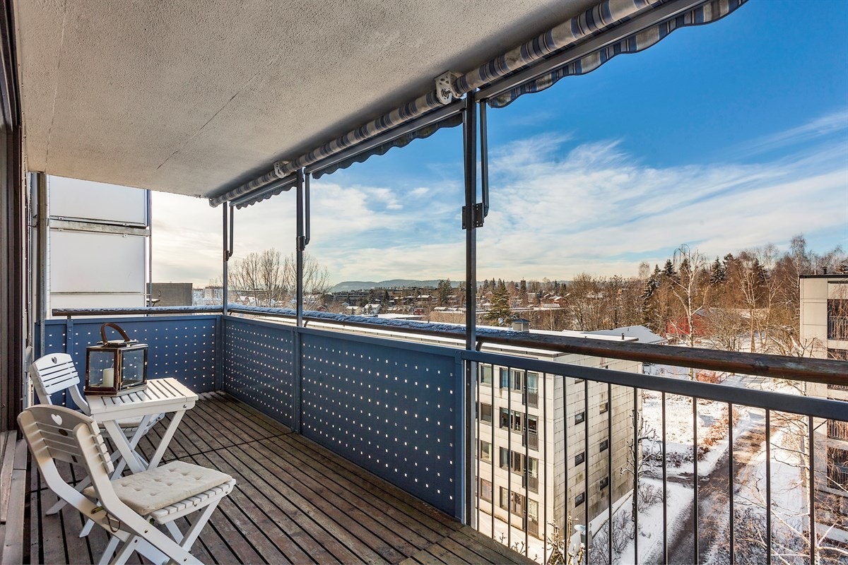 Romslig av solrik balkong. Galleribilde