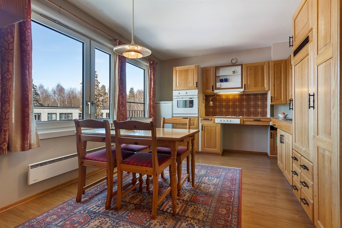 Kjøkken plass til eget spisebord. Galleribilde