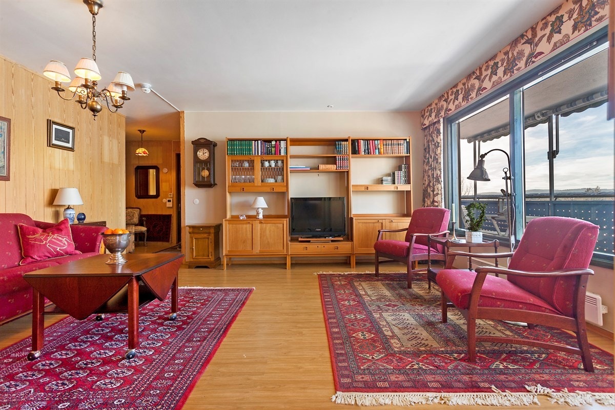 Lys stue med utgang til balkong. Galleribilde