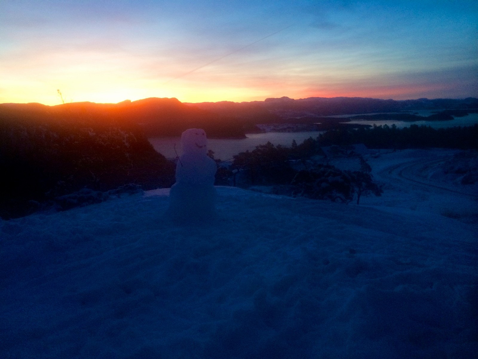 Lek i snøen på vinterstid. Galleribilde