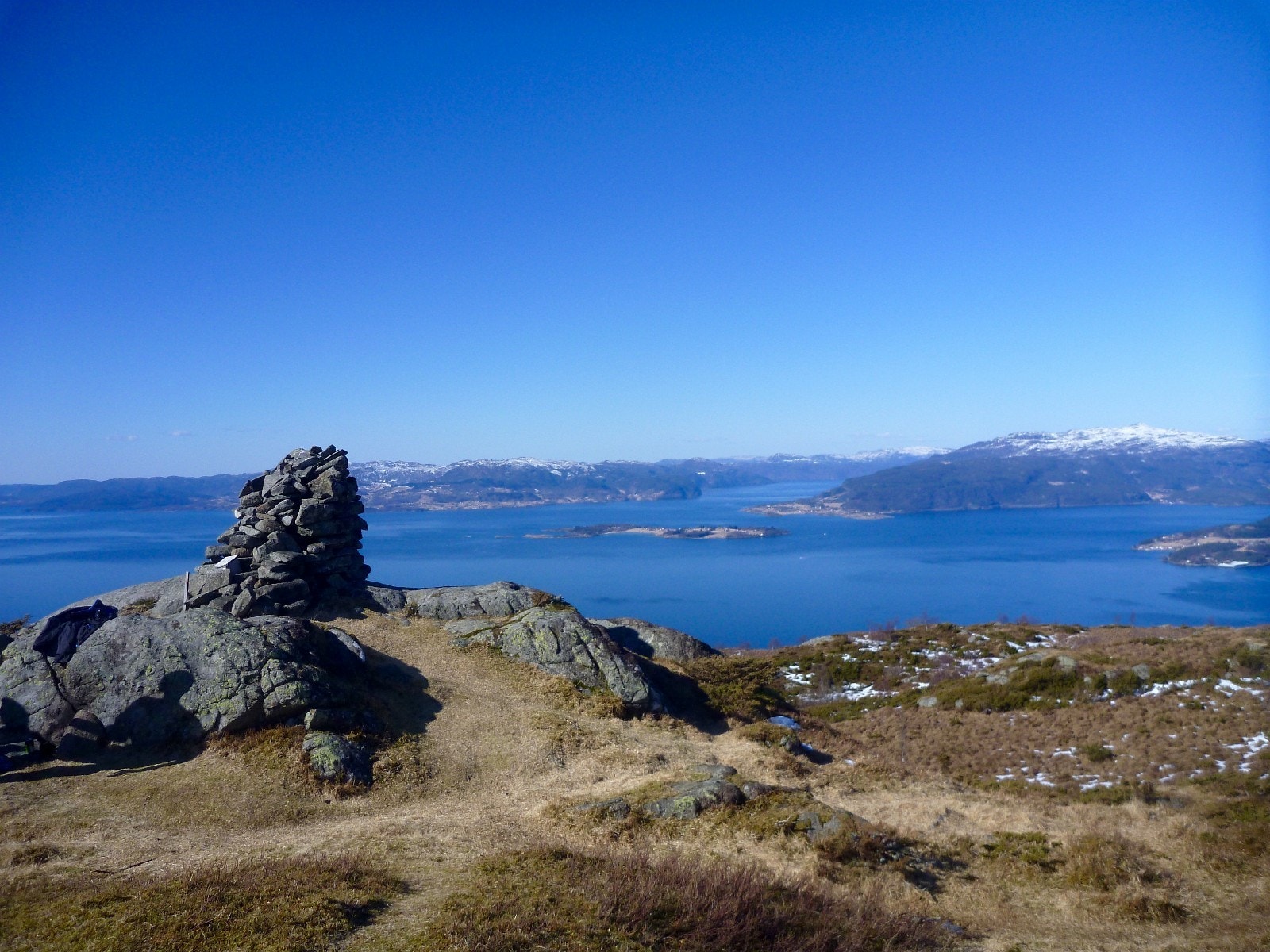 Utsikt fra Bandåsen. Ombos høyeste topp på 515 moh. Galleribilde