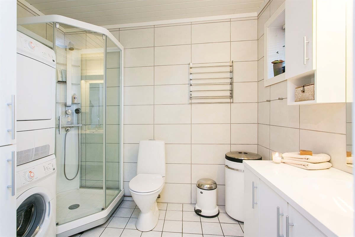 Bad/wc med plass til både vaskemaskin og tørketrommel Galleribilde