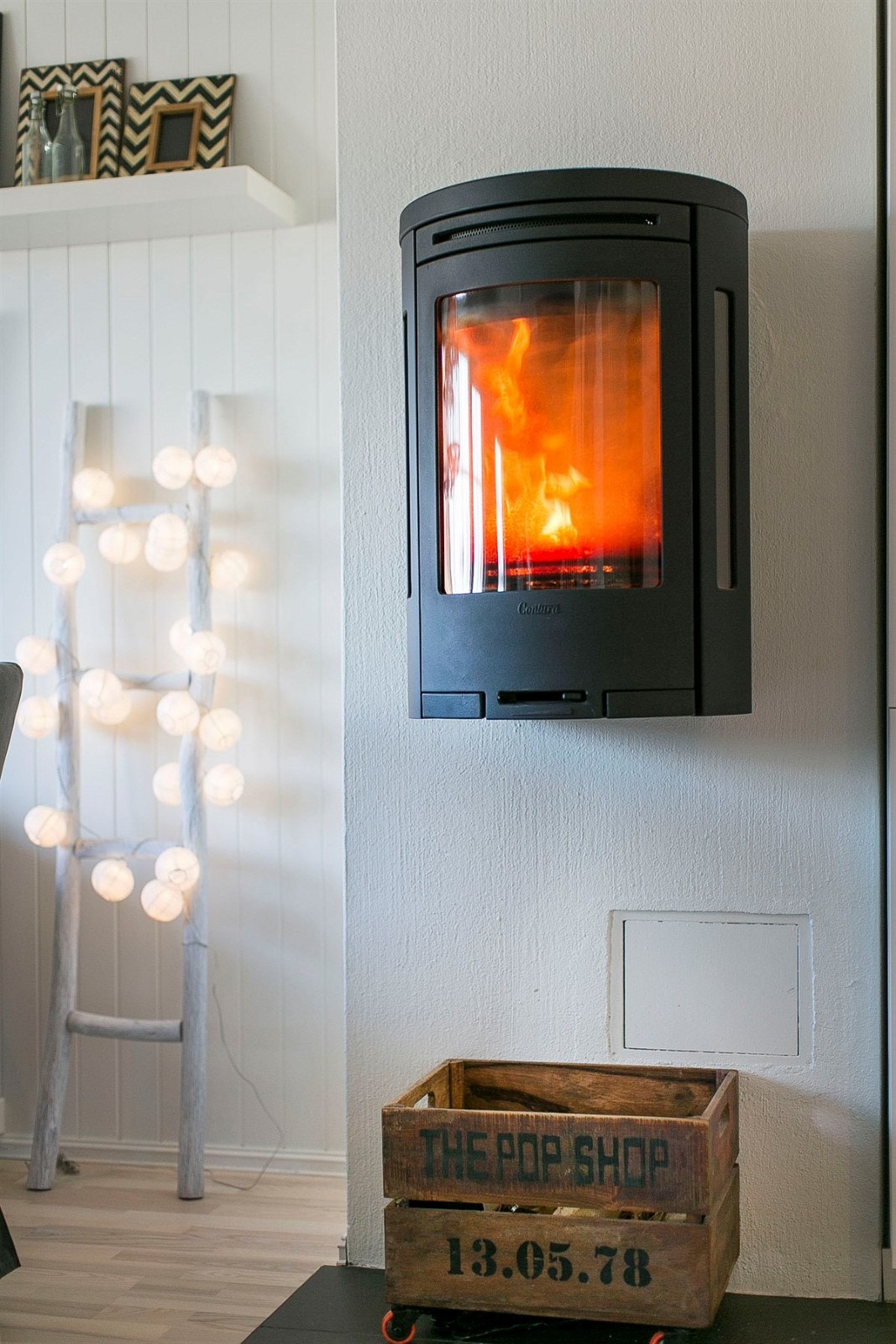 Det er satt inn nyere vedovn for lun hygge i kaldere årstider Galleribilde