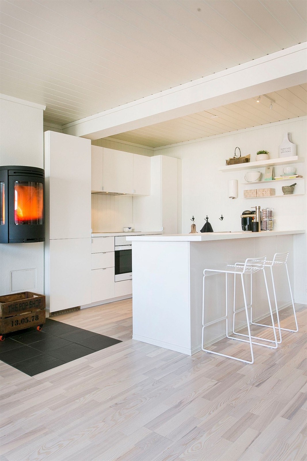 Stilig barløsning på kjøkknet som gir ekstra spiseplass. Galleribilde