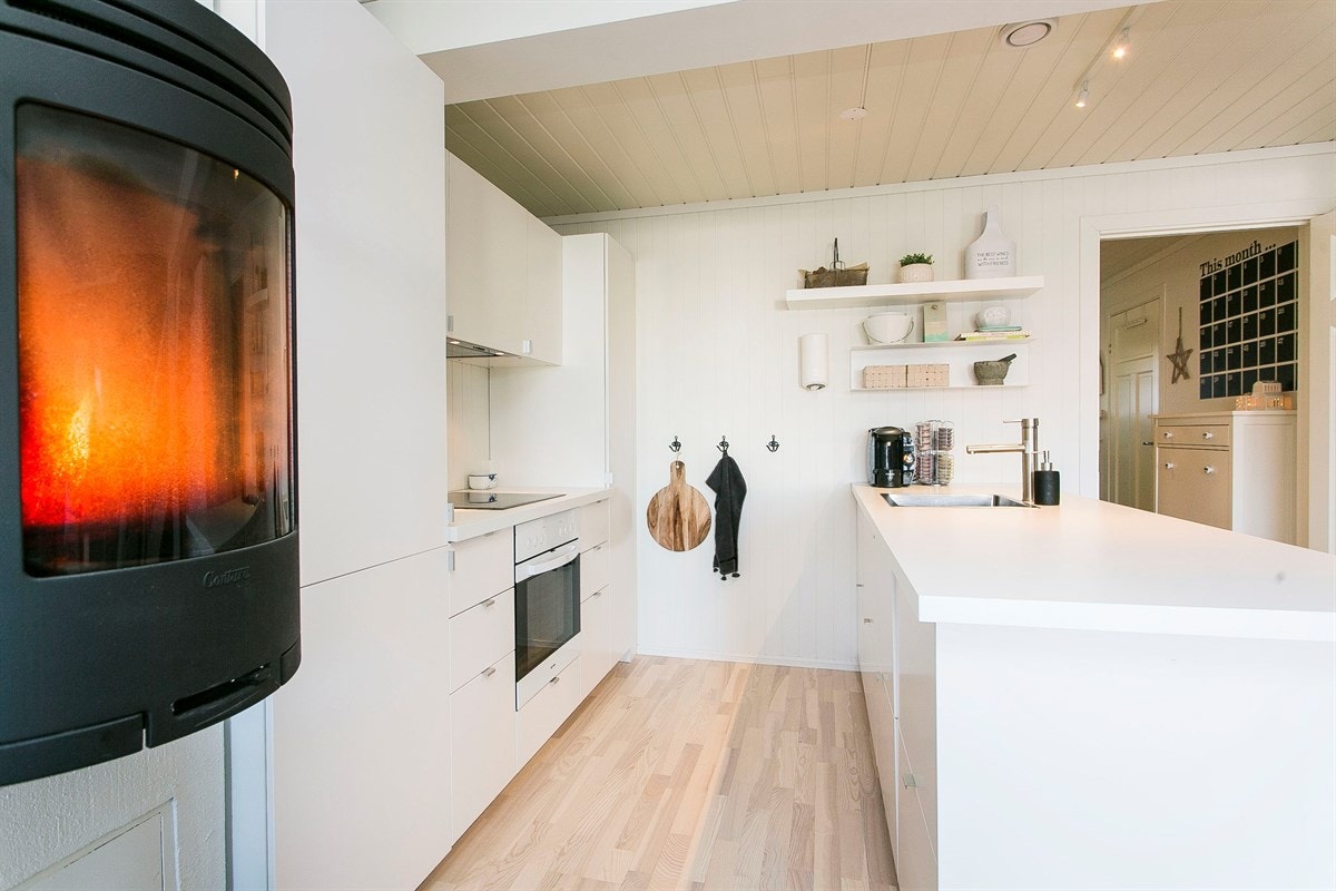 Godt med skap- og benkeplass på kjøkkenet. Galleribilde