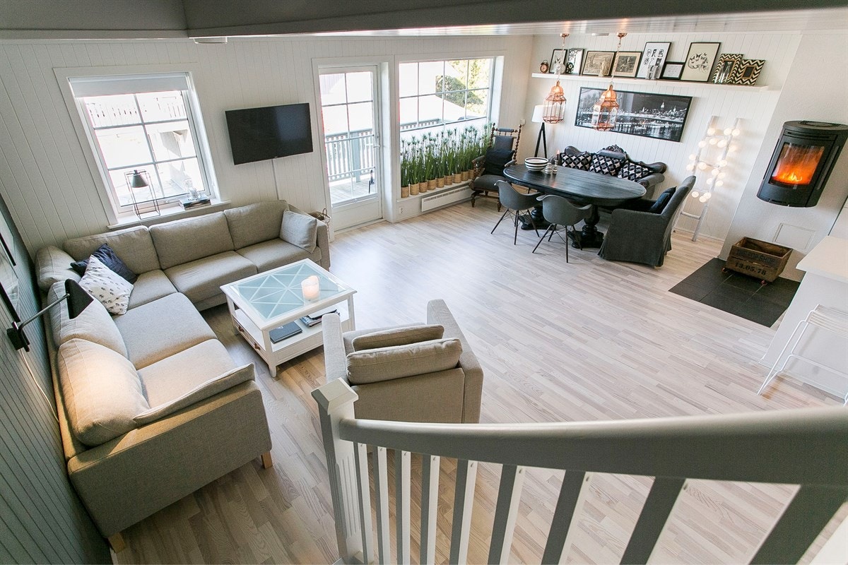 God plass til stor sofagruppe og spisebord i stuen. Galleribilde