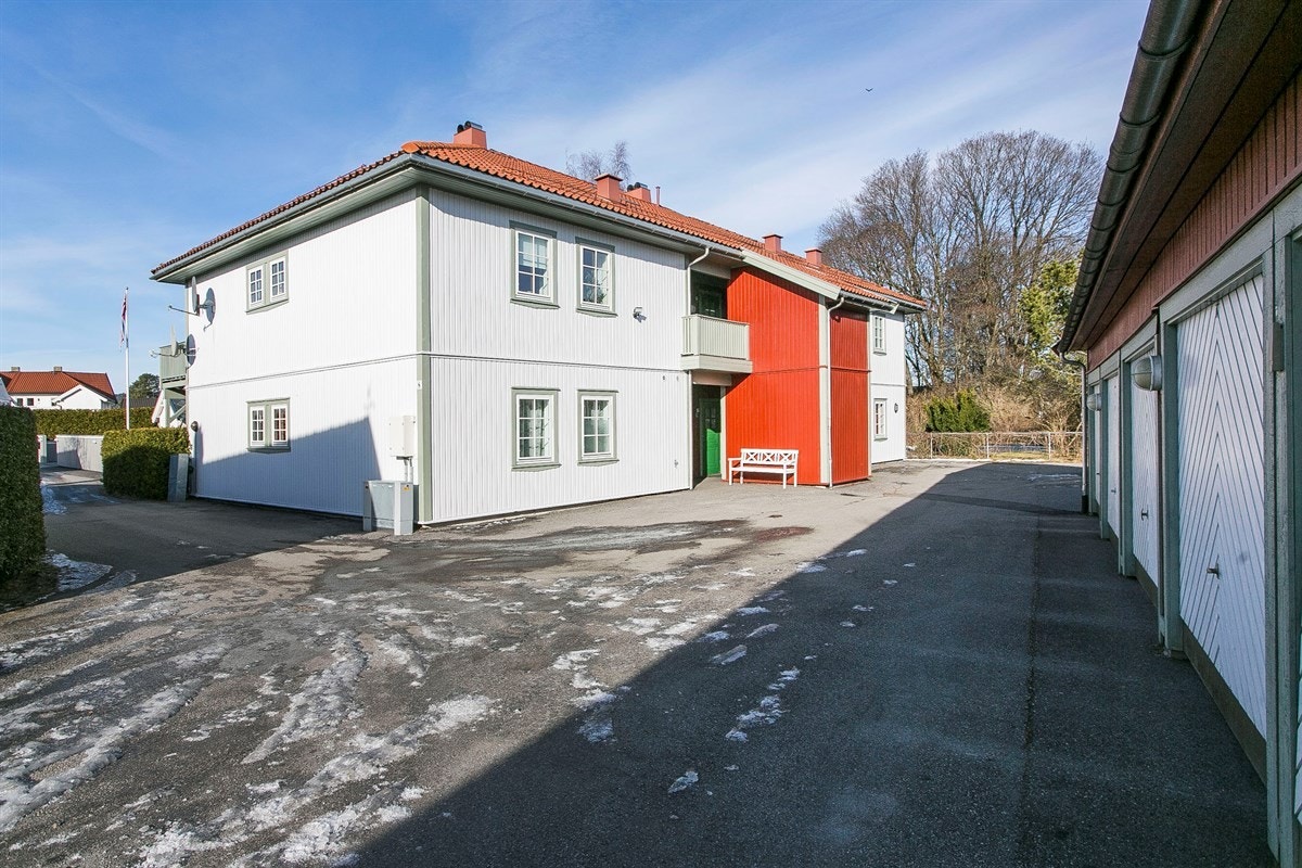 Adkomst til leiligheten er med trapp opp til 2 etasje. Galleribilde