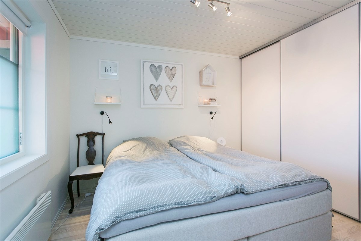 Hovedsoverom med praktisk skyvedørsgarderobe Galleribilde