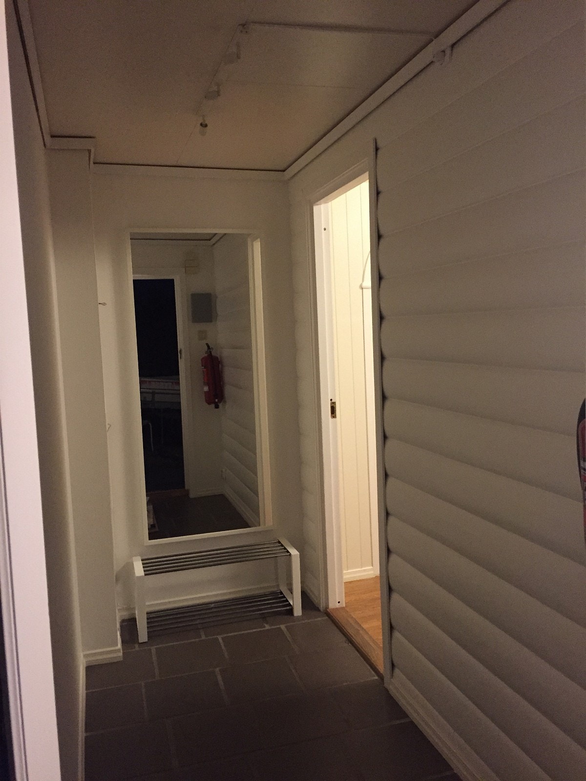 Fliselagt yttergang med varmekabler Galleribilde