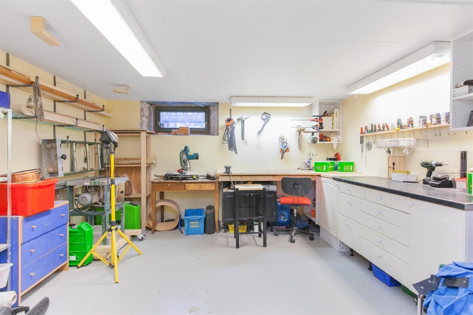 Disponibelt rom i underetasjen som blir brukt som snekkerbod av nåværende eier. Galleribilde