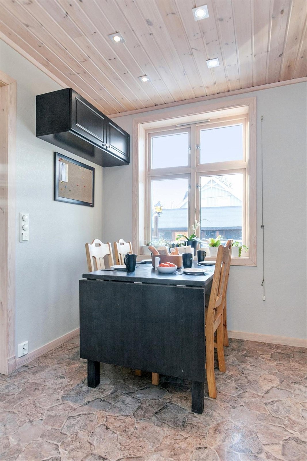 Koselig spiseplass på kjøkken. Galleribilde