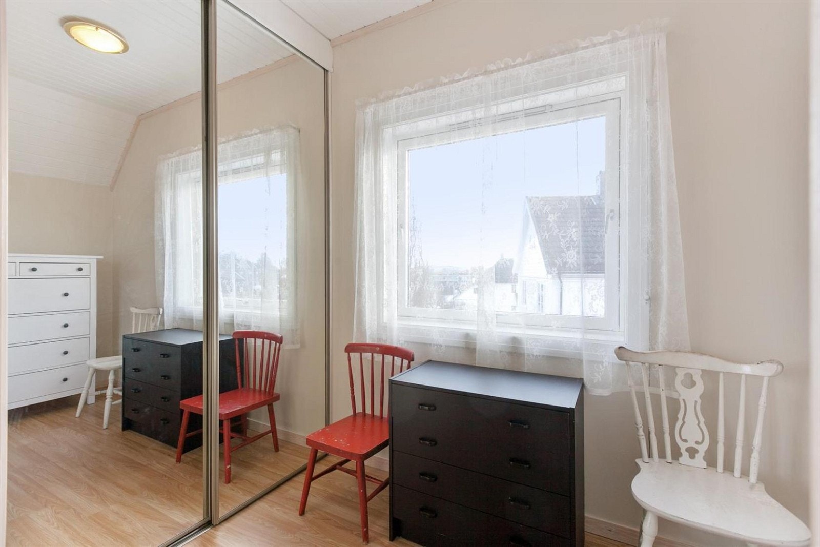 Garderobe tilknyttet hovedsoverom. Galleribilde