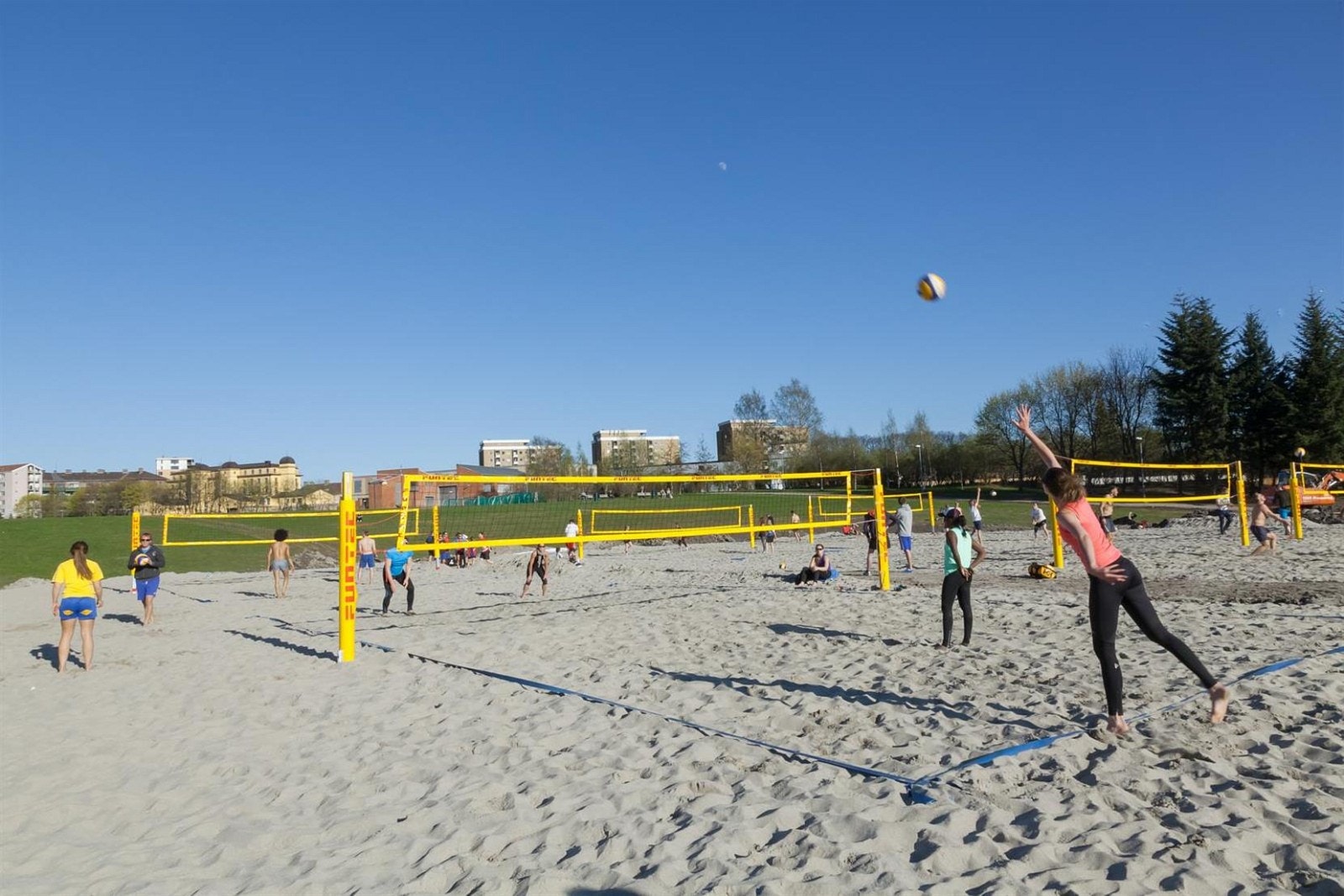 Voldsløkka ligger en liten går tur unna - og byr på sandvolleyball og fotballbaner m.m Galleribilde