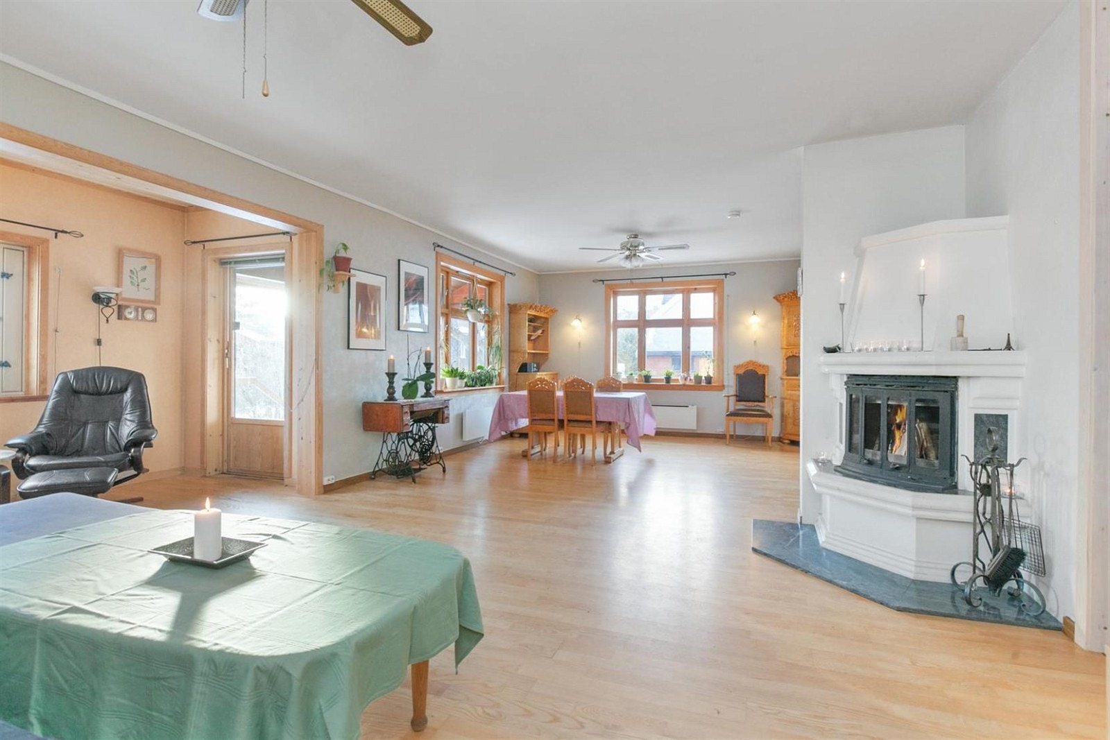 Luftig og tiltaltende stue med peis. Galleribilde