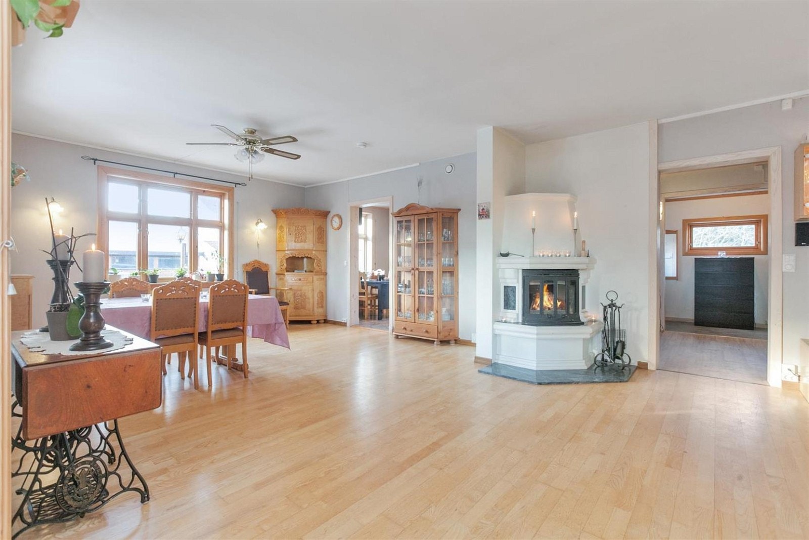 Boligen har en stor flott stue med peis og direkte adkomst til kjøkken. Galleribilde