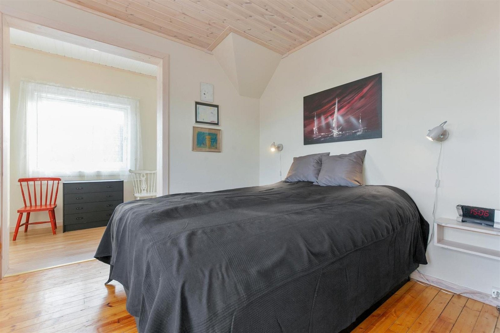 Hovedsoveommet er stort og romslig og har god plass til garderobe. Galleribilde