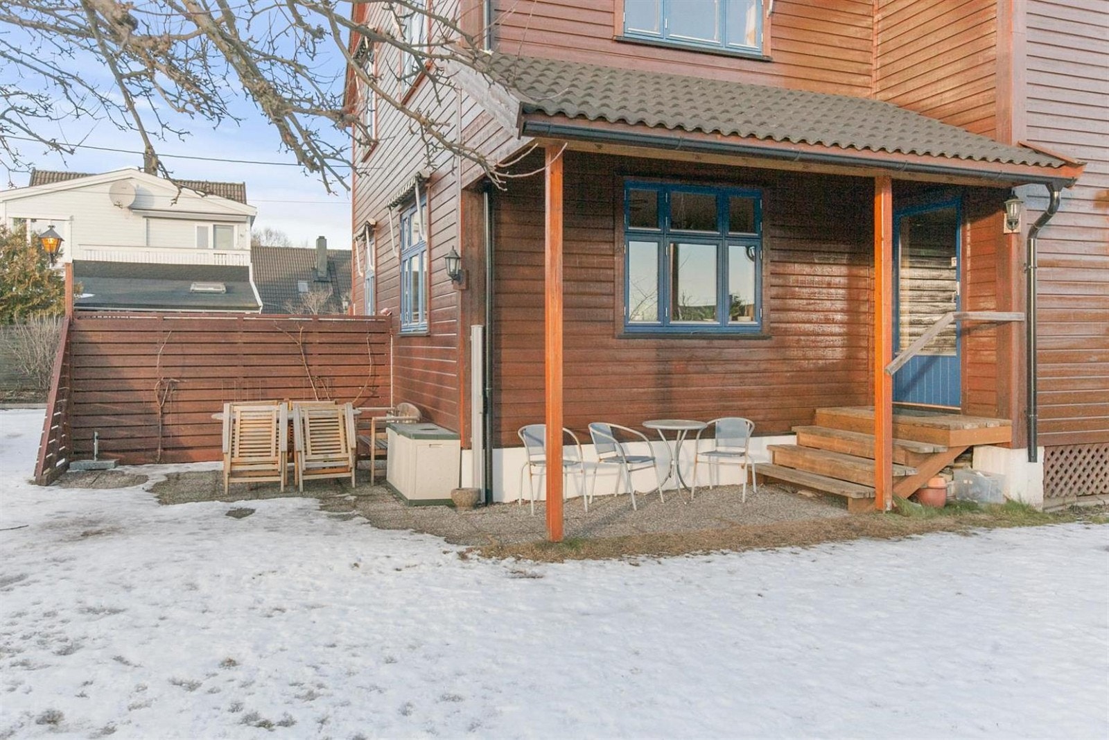 Fra stuen er det utgang til terrasse og hage.
Hagen er stor, skjermet og solrik. Galleribilde