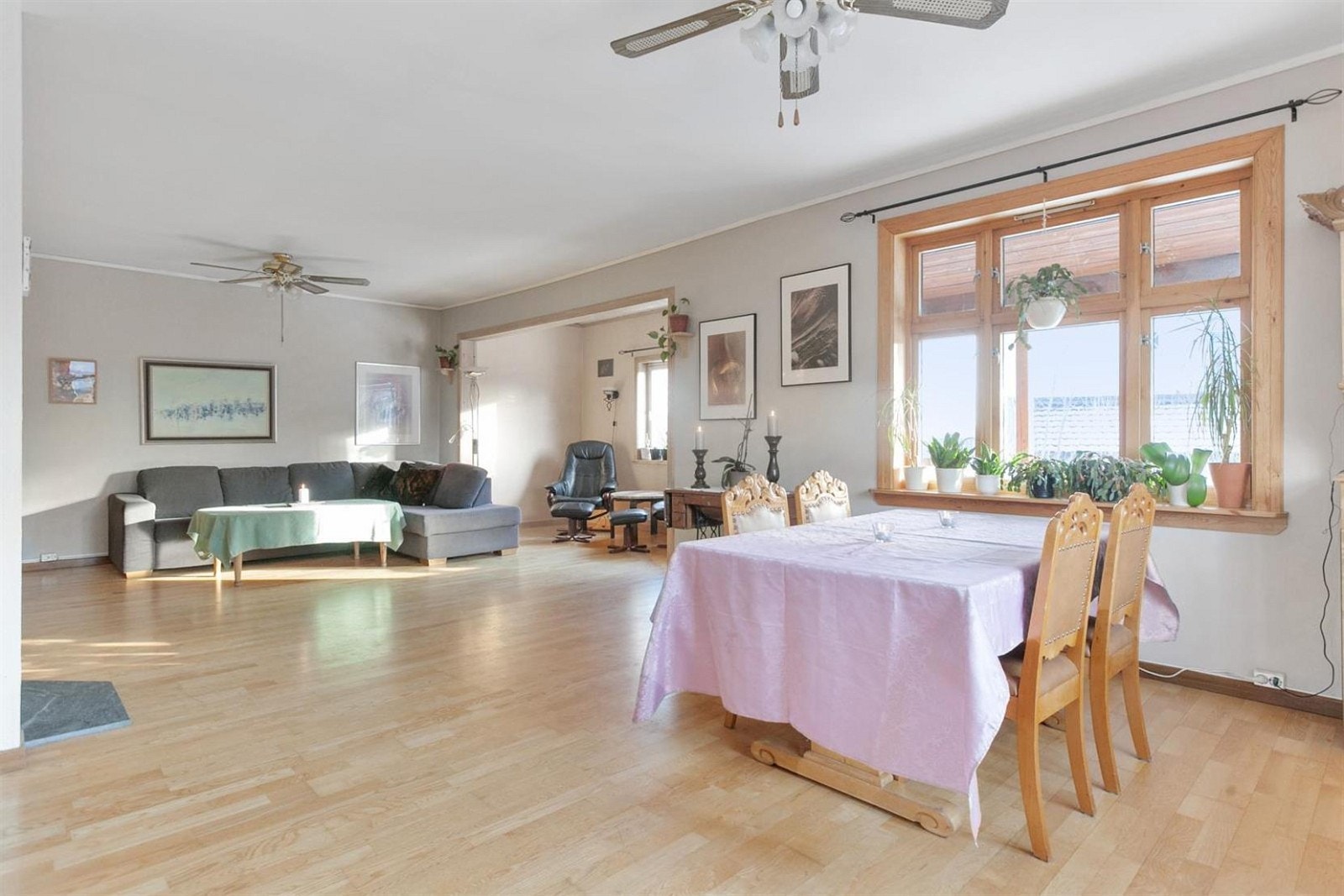 Stuen har store vinduer som vender ut mot hagen og bringer godt med natulig lys inn i rommet. Galleribilde