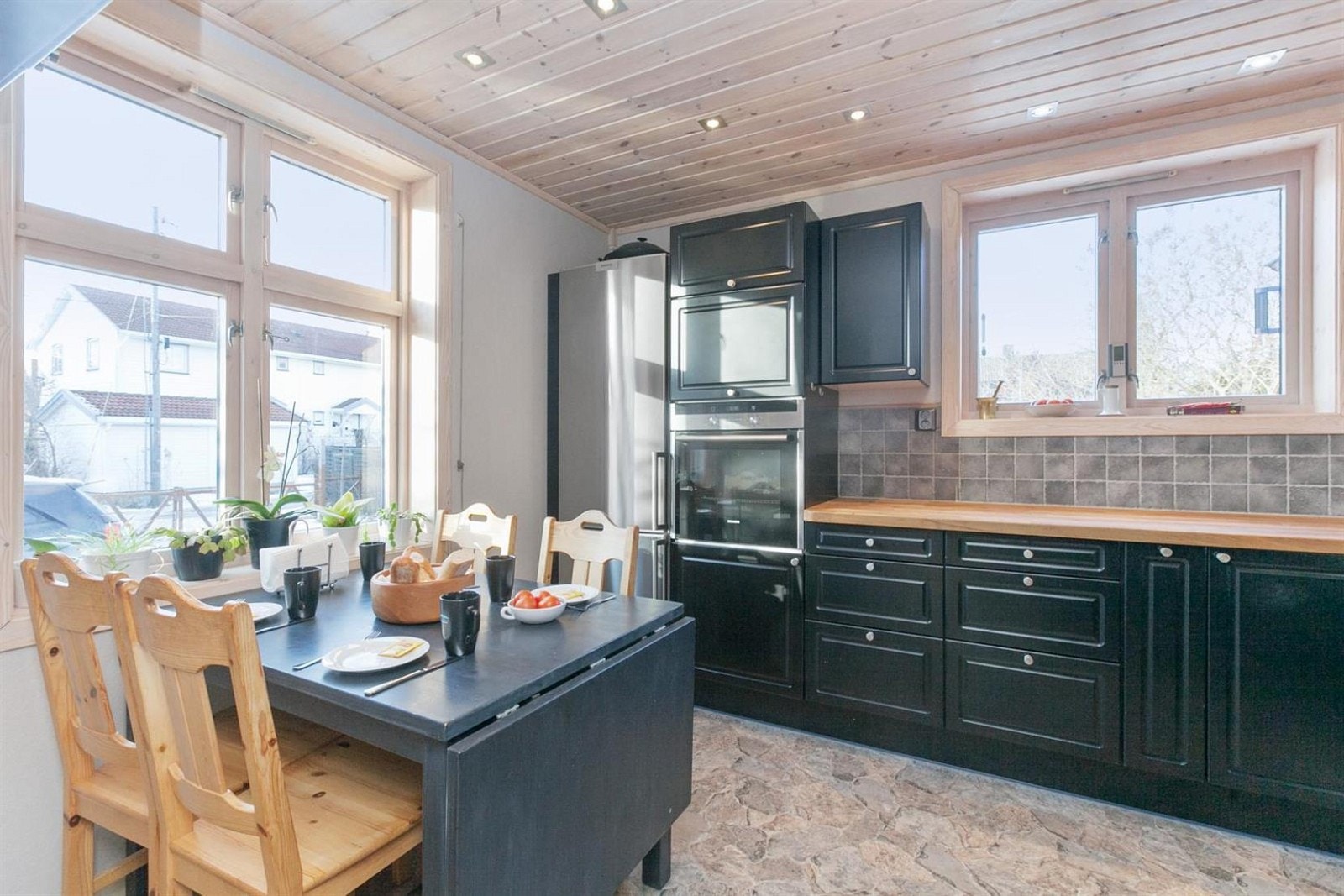 Vinduet på kjøkkenet gir en lys arbeidssone. Galleribilde