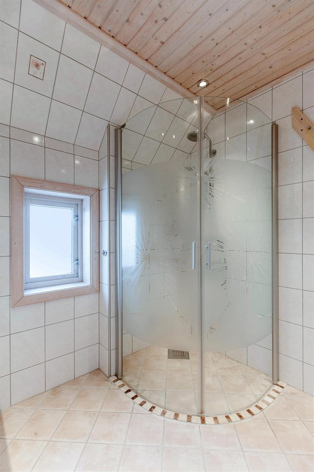 Badet i 2 etasje ble oppusset i 2009. Innredet med hjørnedusj med glassvegger, servantskap og veggfestet toalett. Galleribilde