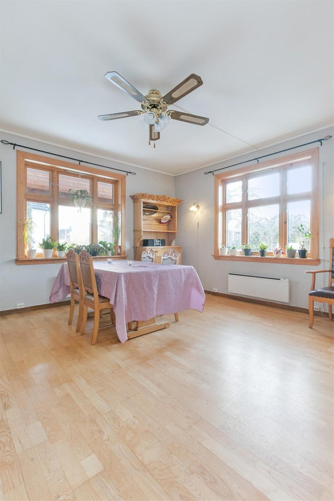 Innvendig fremstår boligen som velholdt med god planløsning. Galleribilde