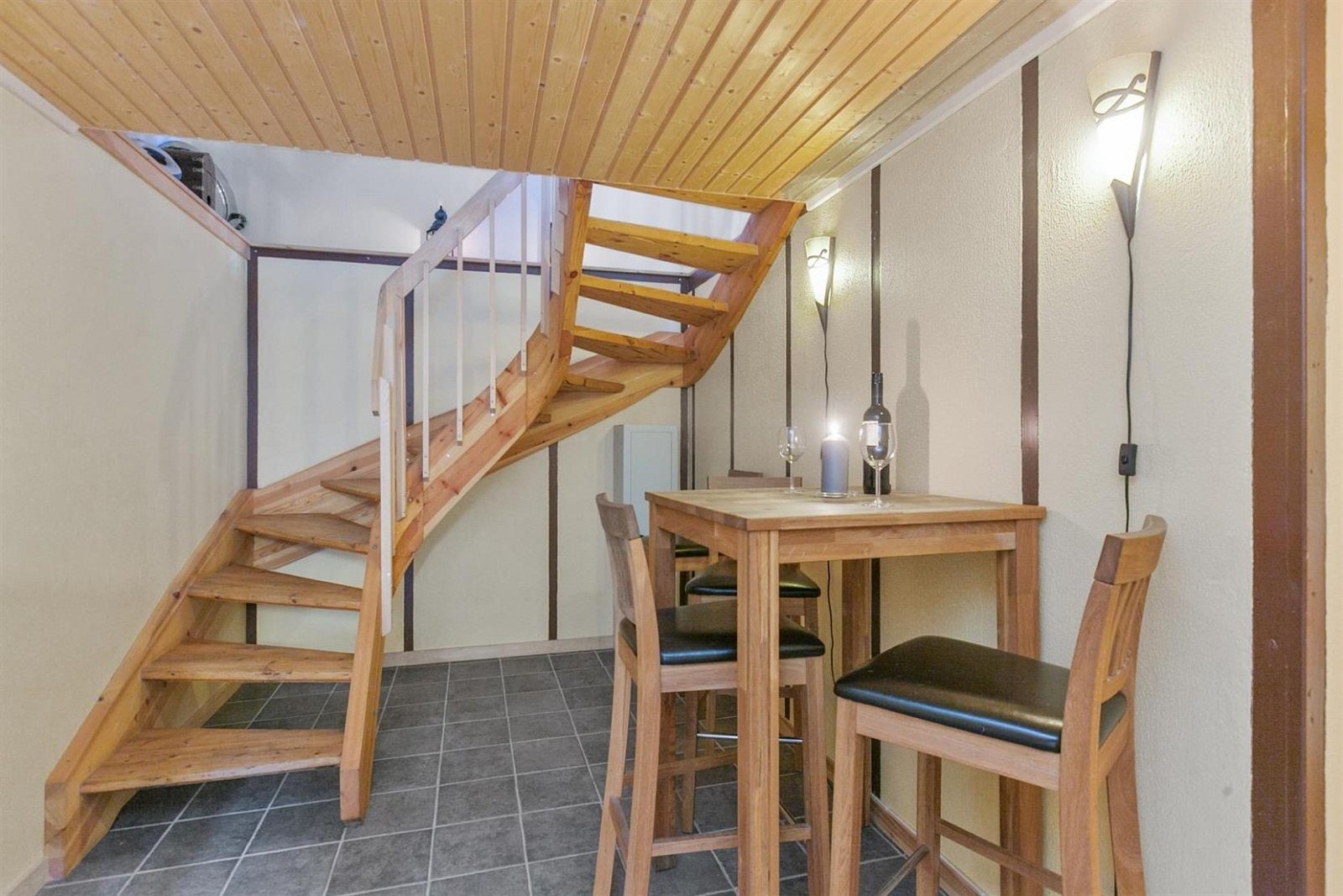 I kjellerstuen kan man nyte et glass med vin etter å ha vært i badstuen. Galleribilde