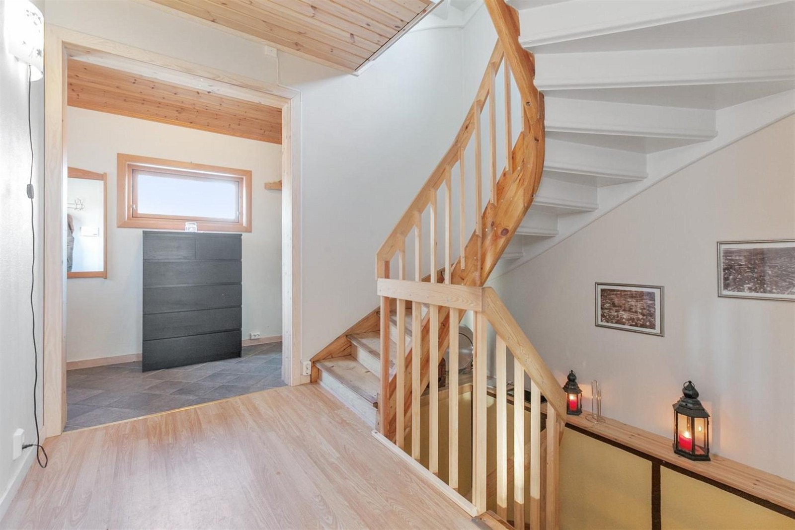Trappegang med adkomst til kjeller og 2 etasje. Galleribilde