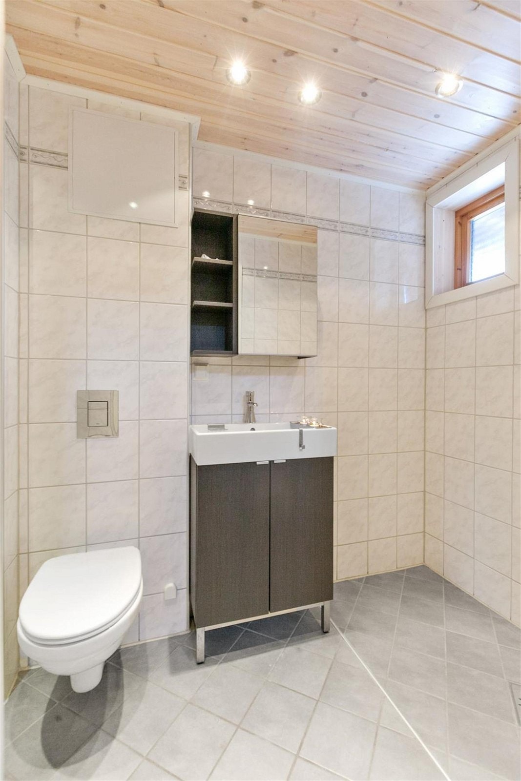 Badet i 1.etasje ble oppusset i 2012. Innredet med veggfestet toalett og dusj. Galleribilde