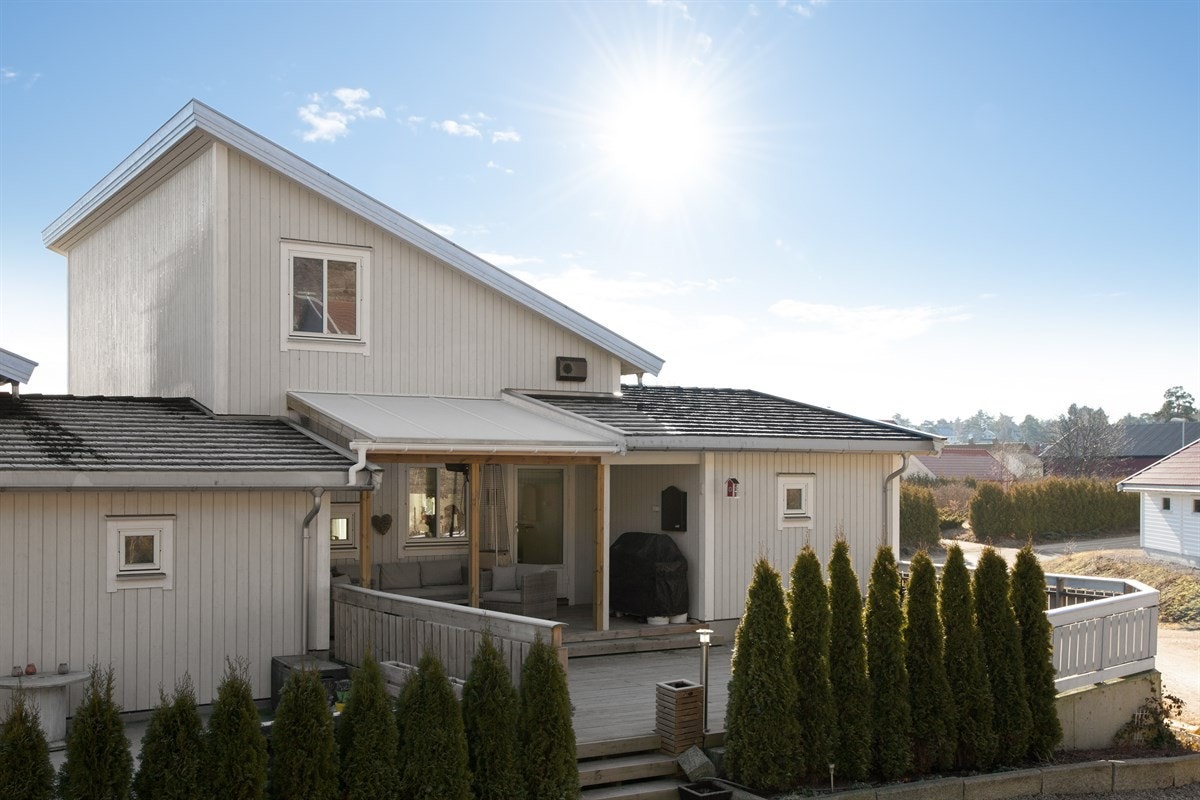 Fasaden mot vest med overbygd terrasse Galleribilde