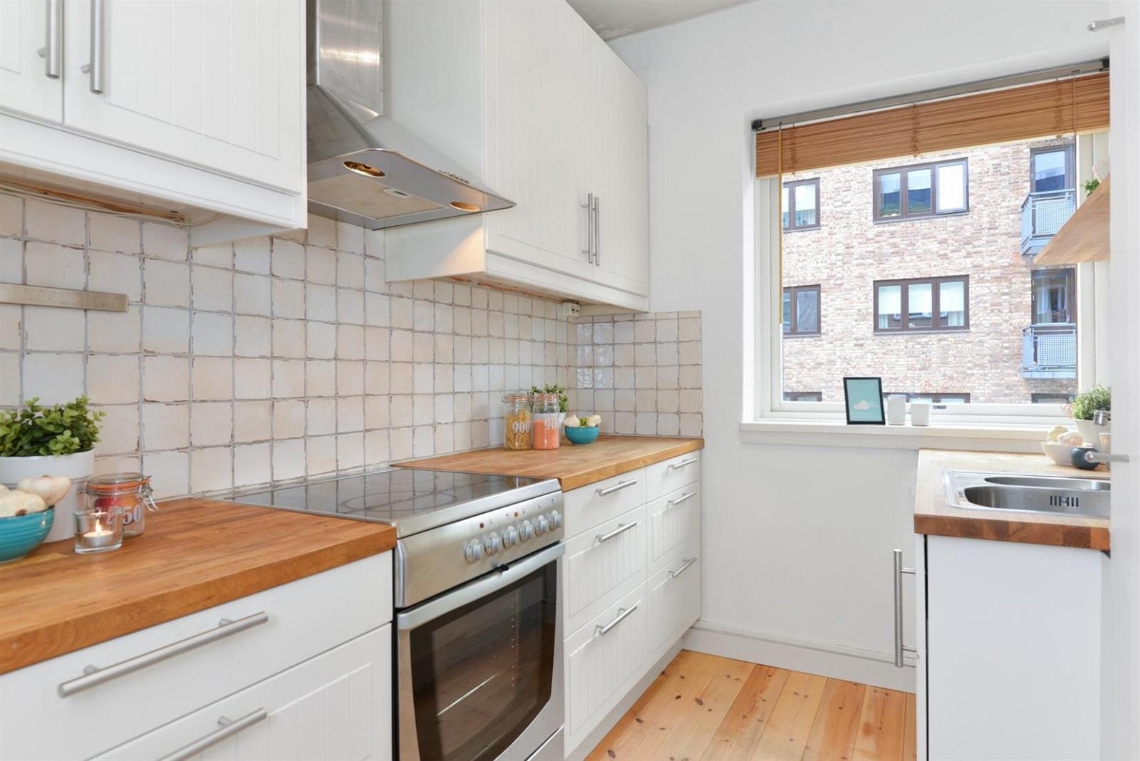 Pent IKEA kjøkken fra 2004 med godt med benk - og skapplass, hvite profilerte fronter Galleribilde