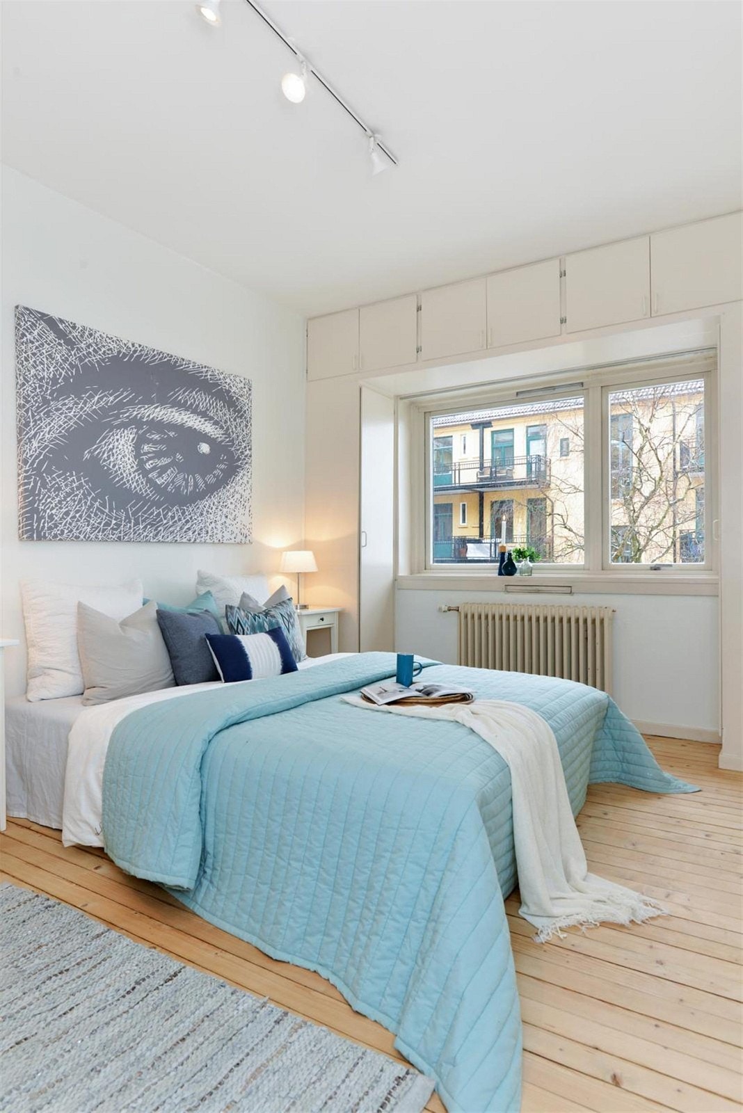 Soverom med originale slipte tregulv, malte vegger og malt himling Galleribilde