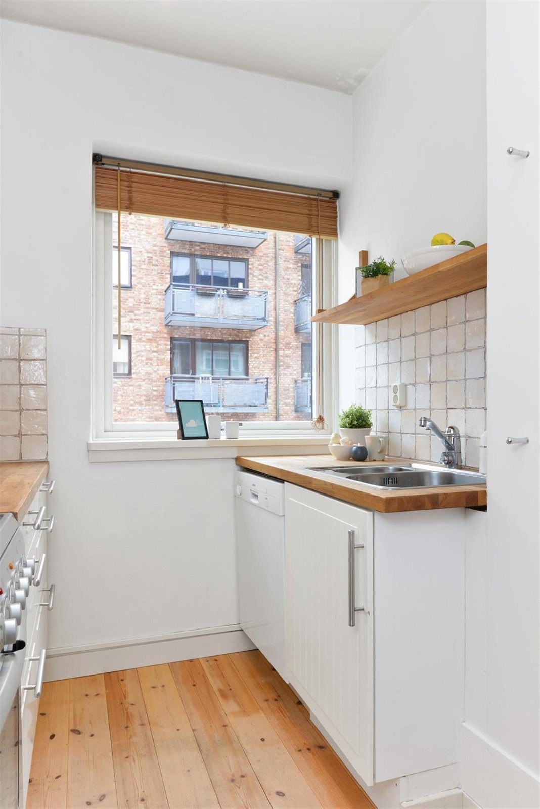 Medfølgende oppvaskmaskin, praktisk hylle i eik. Tregulv Galleribilde