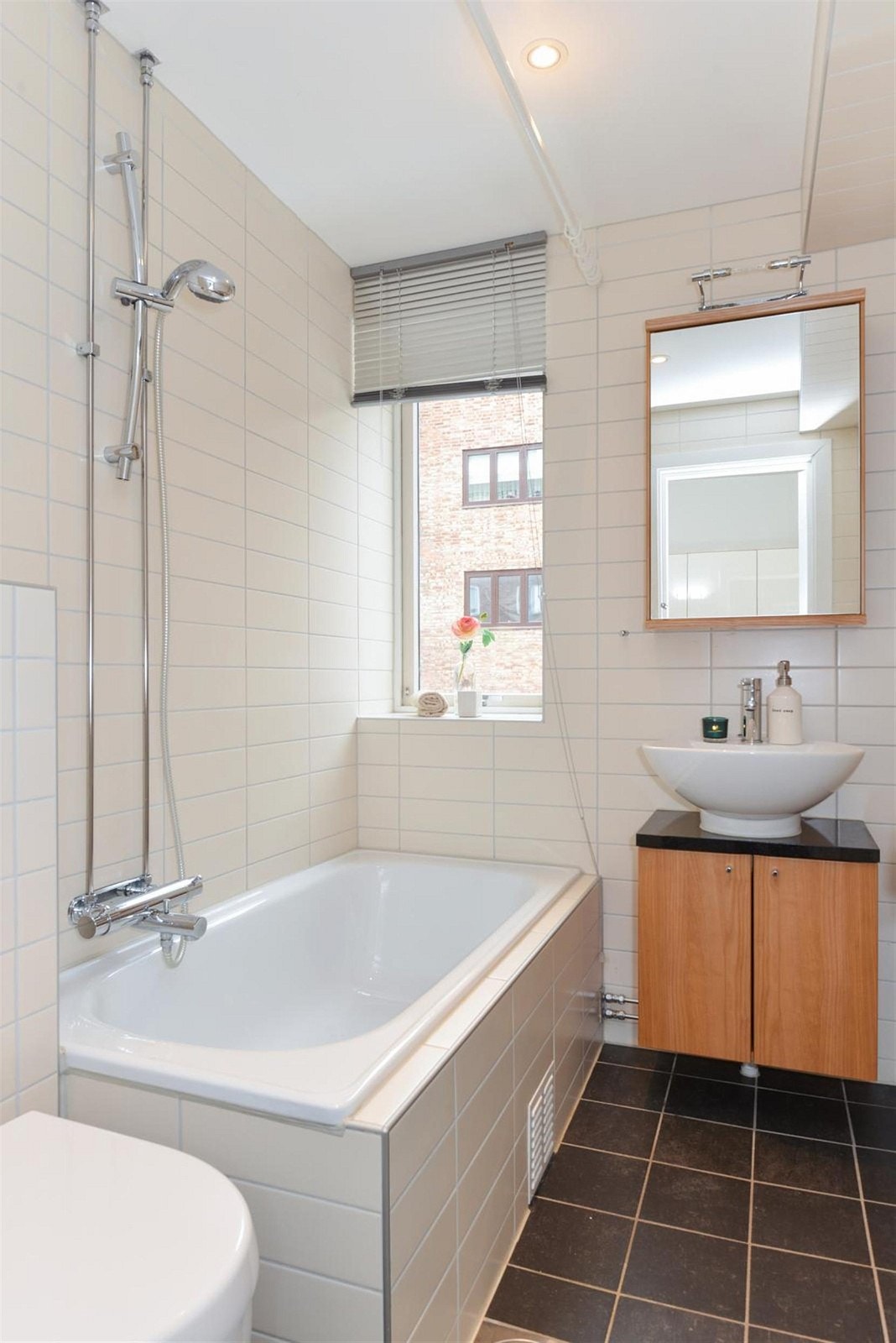 Delikat og nyere bad fra 2012, rehabilitert i regi av selskapet. Badet holder høy standard med pene flislagte overflater Galleribilde