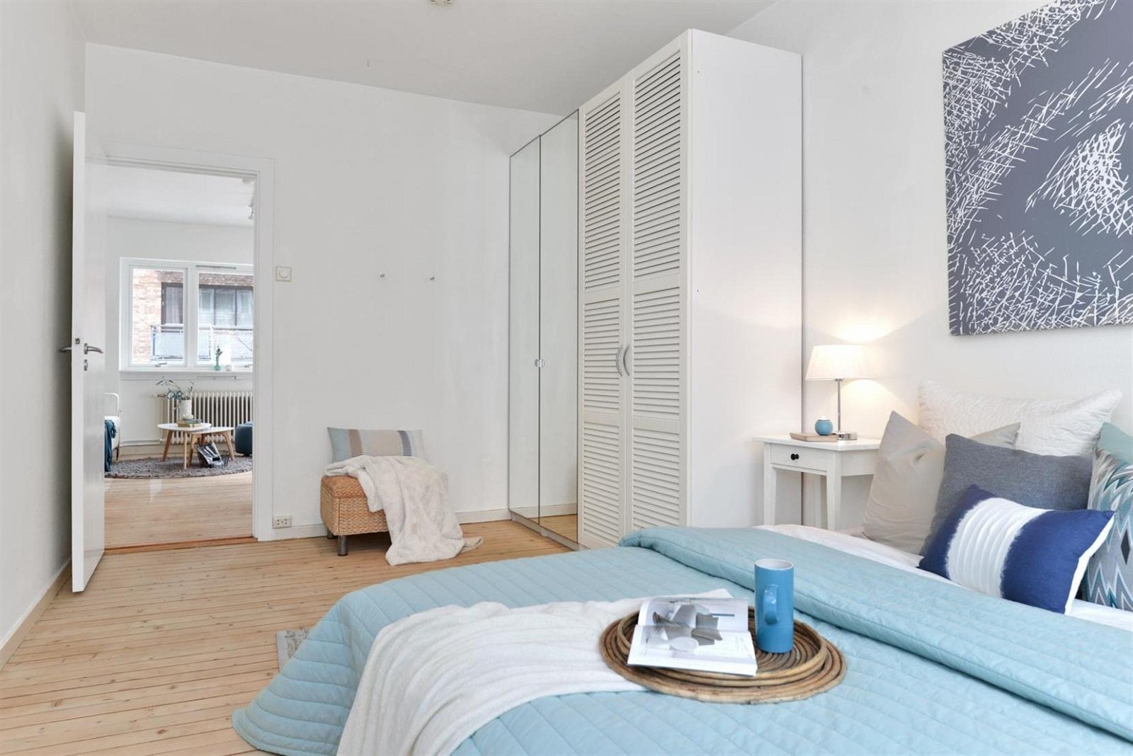 Meget romslig soverom - som vender mot skjermet bakgård Galleribilde