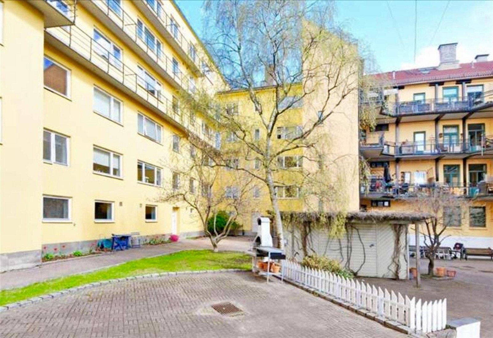 Meget hyggelig og skjermet bakgård med utegrill Galleribilde