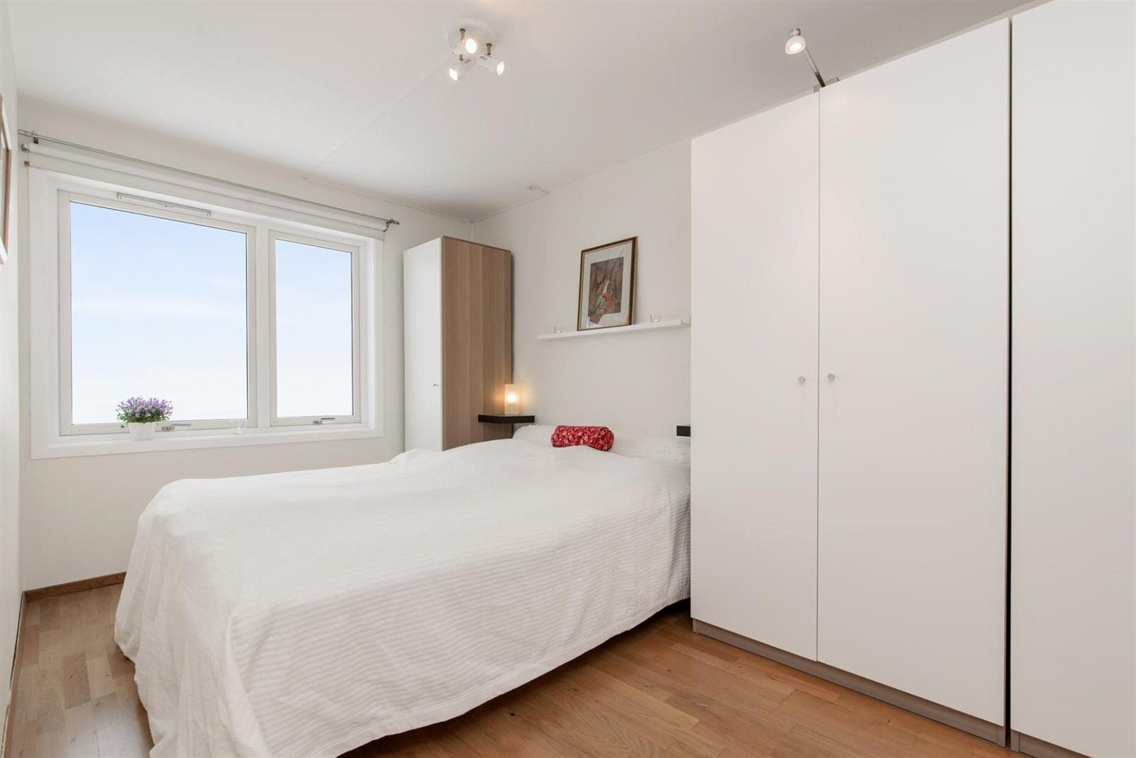 Stor og usjenert soverom med flott utsikt mot byen. God skapplass. Galleribilde