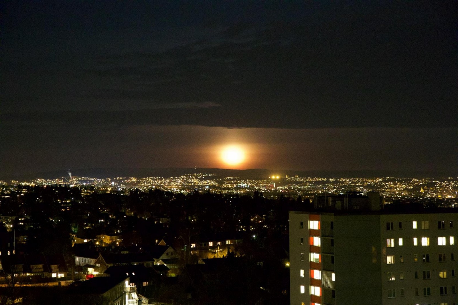 Fint kveldsbilde fra soverommet. Galleribilde