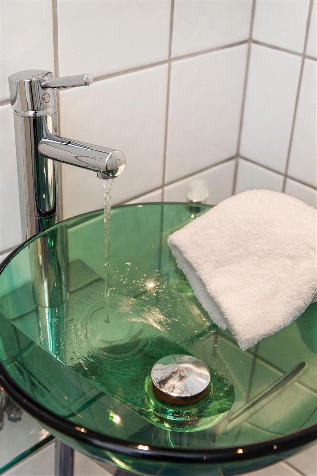 Pen servant i glass i det ene badet. Galleribilde