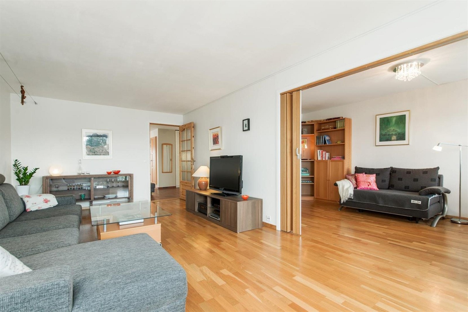 Stue med inngang til stort soverom som i dag er innredet som gjesterom og kontor. Galleribilde