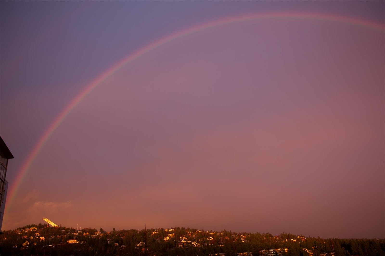Fin regnbue over Holmenkollen. Galleribilde